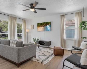 Housepitality - Electric Ave - 3 Bdr And Hot Tub - Westerville - Living room