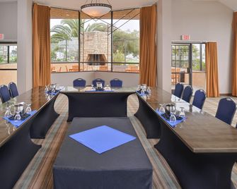 Holiday Inn Express & Suites Ventura Harbor By IHG - Ventura - Ravintola