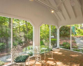 7 bdrm 21ppl~Firepit~ Lookout Mtn~4miles Dwntwn Chatt 4 acres - Lookout Mountain - Patio
