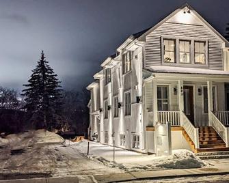 201 Condo au rez de chaussée , au coeur de Bromont - Bromont - Building