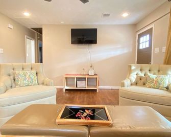 Houston Cozy Cottage Home, Dog Friendly Home Gated - Houston - Living room