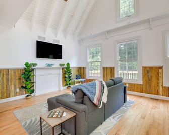 Family-Friendly Chesapeake Beach House with Deck! - Chesapeake Beach - Sala de estar