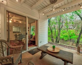 Walk to Barton Springs Pool, Zilker Park, bars, restaurants and music - Austin - Innenhof