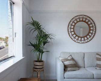 Bondi Beachfront Bliss - Sydney - Living room