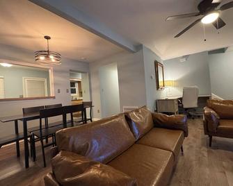 3 Bedroom Townhouse-Max 8 guests - Charlotte - Olohuone