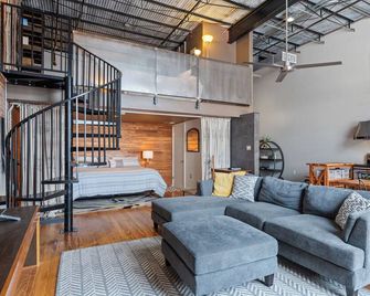 Industrial Modern Loft in Downtown Lafayette - Lafayette - Living room