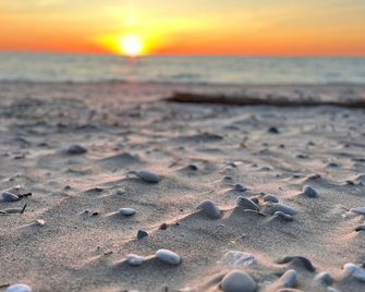 Lake Huron Getaway: Cozy Cottage, Private Access, Second-Row Location - Bluewater - Playa