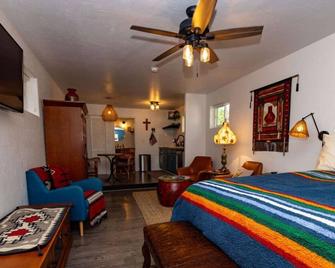 Pine Needle Retreat Fireplace Romantic Getaway - Prescott - Habitación