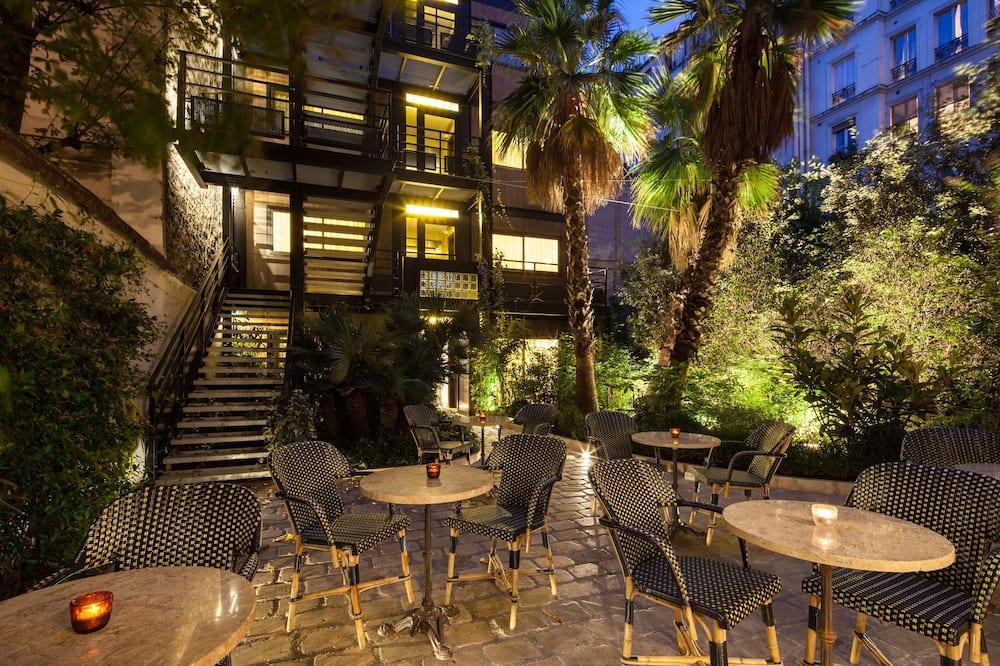 B Montmartre from $121. Paris Hotel Deals & Reviews - KAYAK
