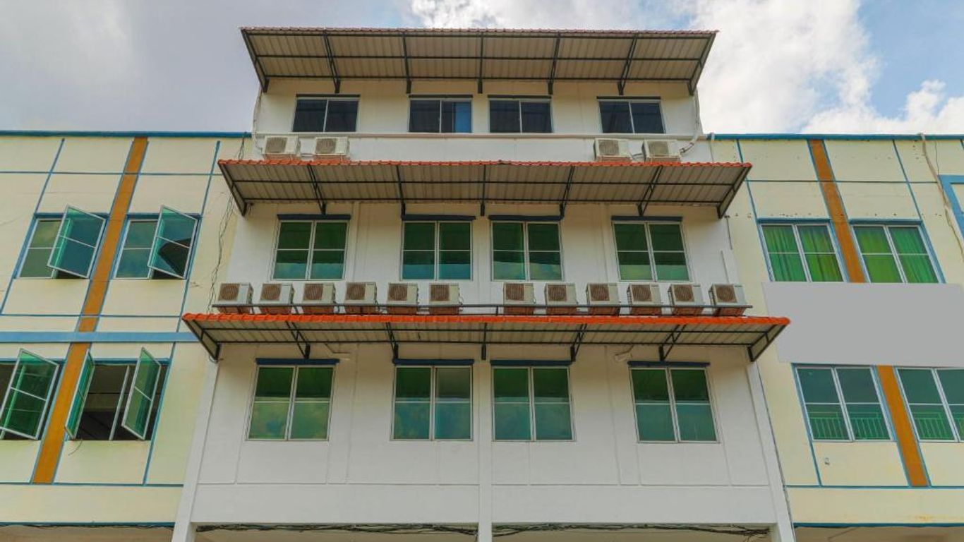 RedDoorz Plus Near Kepri Mall