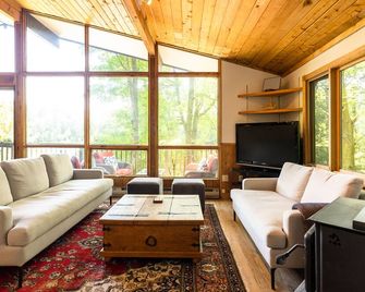 4 Bdrm Lakefront Family Cottage near Sir Sam's - Haliburton - Phòng khách