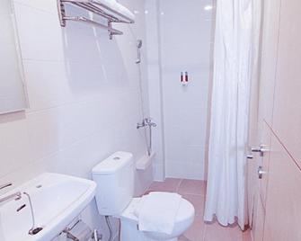 Maleosan Inn Manado Hotel - Manado - Bathroom