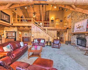 Serenity on the River Luxe Lewisburg Cabin! - Lewisburg - Living room