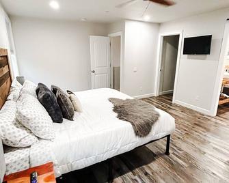 Little Bear Cottage Private,luxury Getaway!spa! Fire Pit! 3 Mls From Snp - Three Rivers - Bedroom