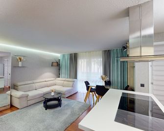 Cozy Apt with Balcony - 5 min to the Beach - ניס - סלון