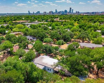 Boho Ranch in Hip East Austin with cowboy pool & hot tub - Austin - Vista del exterior