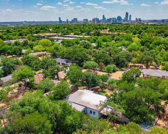 Boho Ranch in Hip East Austin with cowboy pool & hot tub - Austin - Vista del exterior