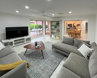 Home, but closer to the beach - Batemans Bay - Living room