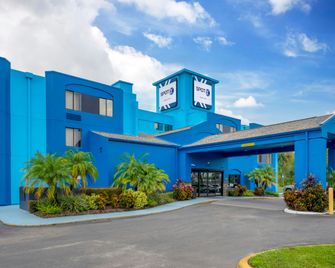 SPOT X Hotel Tampa - Wesley Chapel by The Red Collection - Wesley Chapel - Gebäude