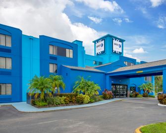 SPOT X Hotel Tampa - Wesley Chapel by The Red Collection - Wesley Chapel - Gebäude