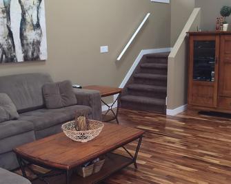Enjoy your visit in this beautiful, new, clean family and pet friendly cabin. - Windermere