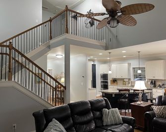 Luxurious & Spacious Lake Hartwell Home - Lavonia - Living room