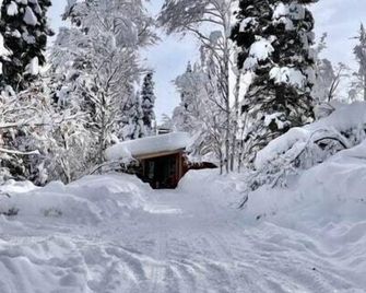 Cozy Nature Retreat Cabin with Fireplace - Midway