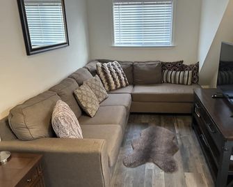 Your own modern treehouse overlooking Bidwell Park - Chico - Sala de estar