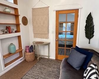 Topanga Panoramic View Loft with Trails & Creeks - Topanga - Living room