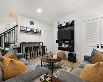 Hostwise Stays Off-Street Parking, 2 Full Baths, Great Patio! - Pittsburgh - Sala de estar