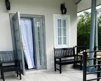Carnbee Cozy Cottage - Bethel - Balcony