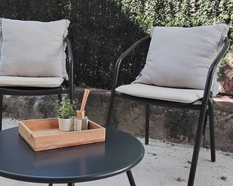 Appart' Hôtel avec terrasse, Clim, TV connectée - Tulette - Patio