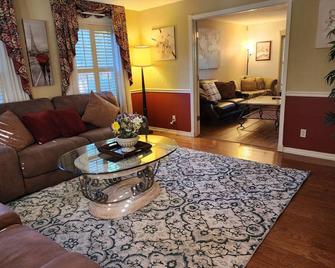 Charming 3-bedroom house with solar pool.WiFi and AC in delightful Fair Oaks - Fair Oaks - Sala de estar