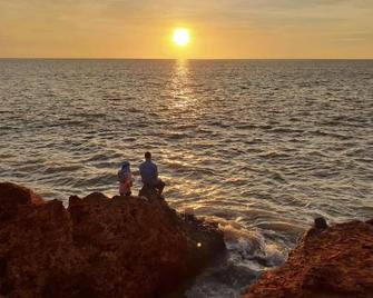Driftwood Beachfront Getaway, sleeps 8 comfortably, fully air conditioned. - Dundee Beach