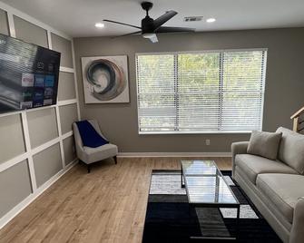 The Silver Benz - Atlanta - Living room