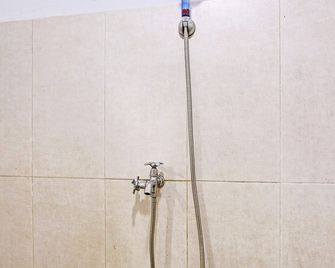 Hotel O Pacar Guesthouse - Pekalongan - Badkamer