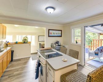 10 Mi to South Beach & Newport: Home w/ Deck! - Toledo - Kitchen