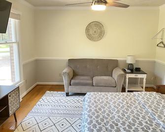 The Franklin Estate - Suite B-Private Apt-King Bed - Ruckersville - Habitación