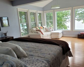 Family Getaway On Lake Couchiching - Perfect for family time - Orillia - Bedroom