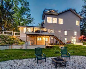 DMV 7BR Lakeside Luxury Retreat w/ Firepit, Game-room, Pool-table. Pet-Friendly - Gaithersburg - Building