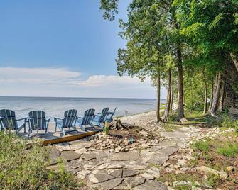 Sturgeon Bay Hideaway with Direct Water Access! - Egg Harbor - Strand
