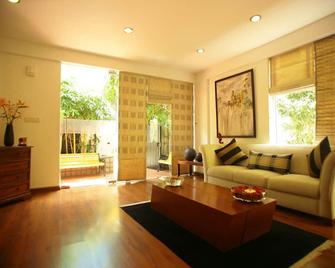 jüSTa Off MG Road - Bengaluru - Living room