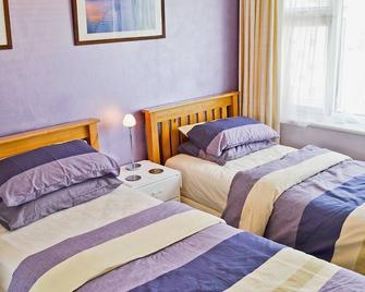 2 bedroom accommodation in St Margarets-at-Cliffe - Dover - Bedroom