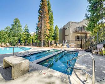 Ski-InandSki-Out Winter Park Condo with Hot Tub Access - Winter Park - Pool