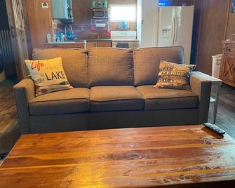 Alexs Kingdom Of Heaven With Rv And Ev Plug-in - Stockton - Living room