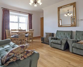 Matthews Traditional Holiday Cottage - Doonbeg - Living room