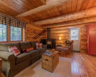 Cozy Mountain Retreat at the entrance of Montana's Ten Lakes Scenic Area - Eureka - Living room