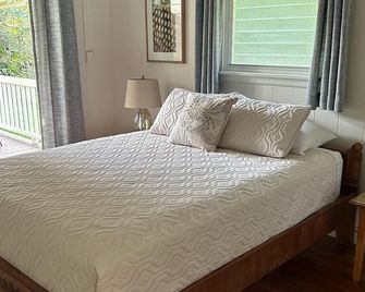 Quaint Cottage TVNC#5100 in heart of Hanalei, beach easy walk, 475/night, 2 pple - Hanalei - Bedroom