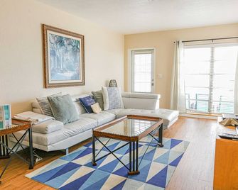 Direct Waterfront 2bdrm Villa With Full Kitchen, Fish From Porch - Clearwater Beach - Sala de estar