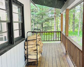 Peaceful Modern Getaway! 5 Min from Bethel Woods - Bethel - Balcón